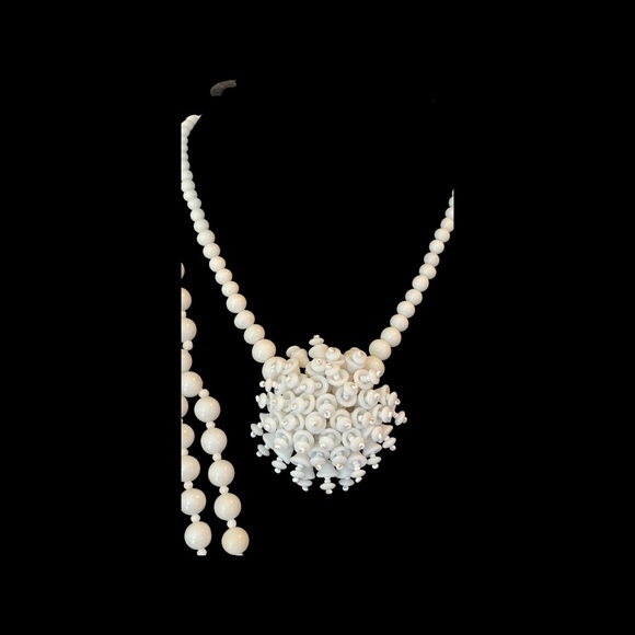 Two beautiful vintage 1940’s white glass with spiral glass beads detail - Picture 5 of 11